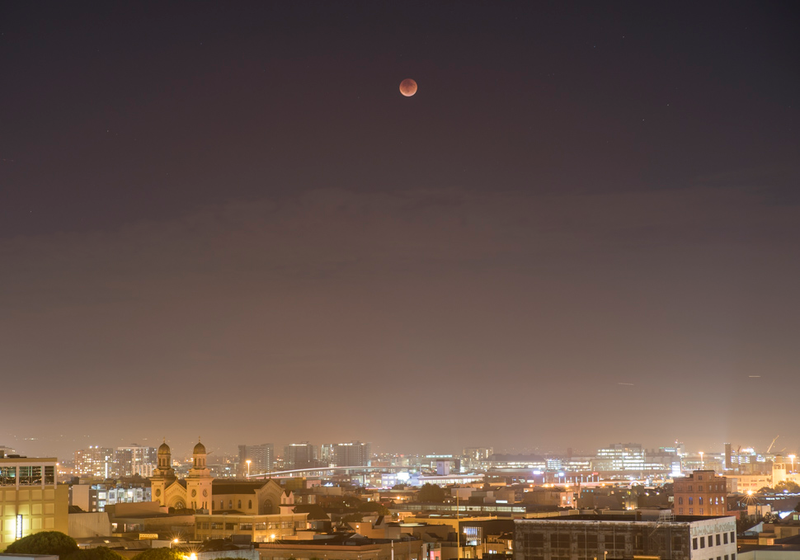 Illustration for article titled 34 Amazing Photos Of The Super Blood Moon